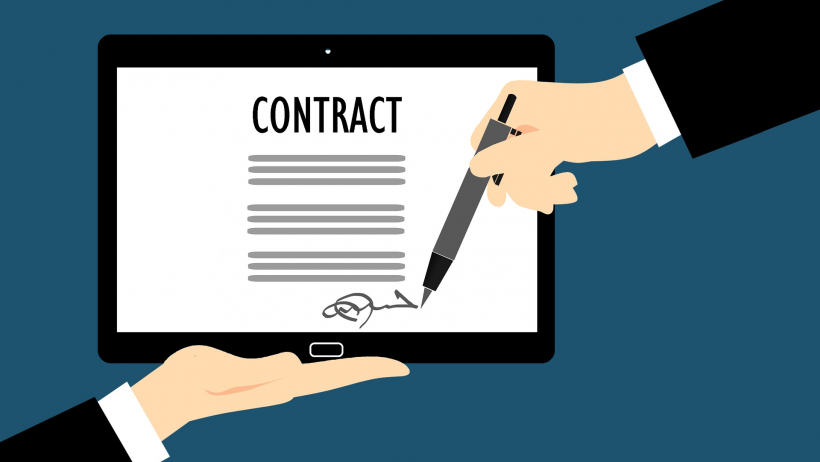 Damit ein digitaler Finanzvertrag rechtskräftig ist, muss man ihn zusätzlich auf Papier unterzeichnen.