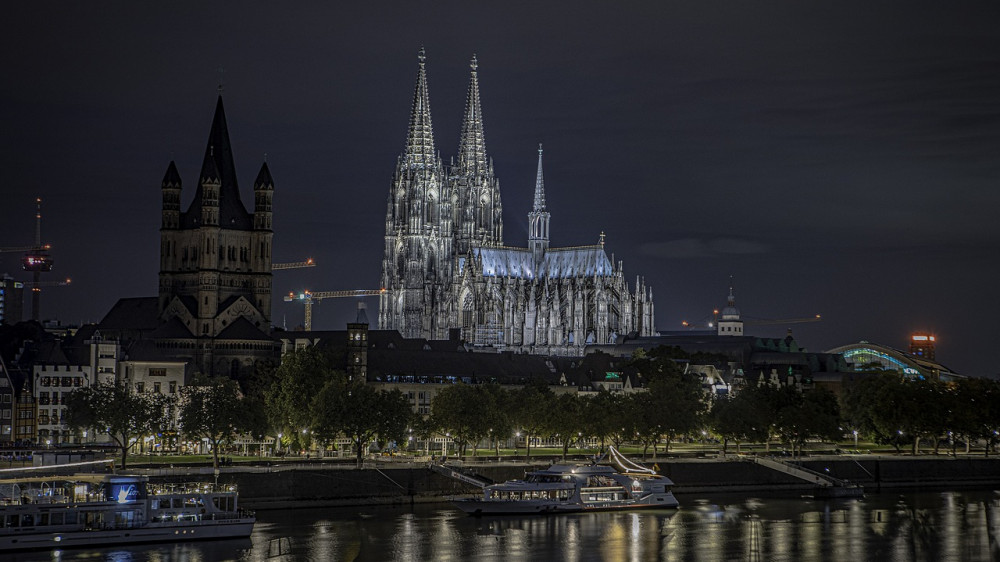 Stabiler als der Versorgungsfonds des Bundeslandes: Kölner Dom bei Nacht (Symbolbild).