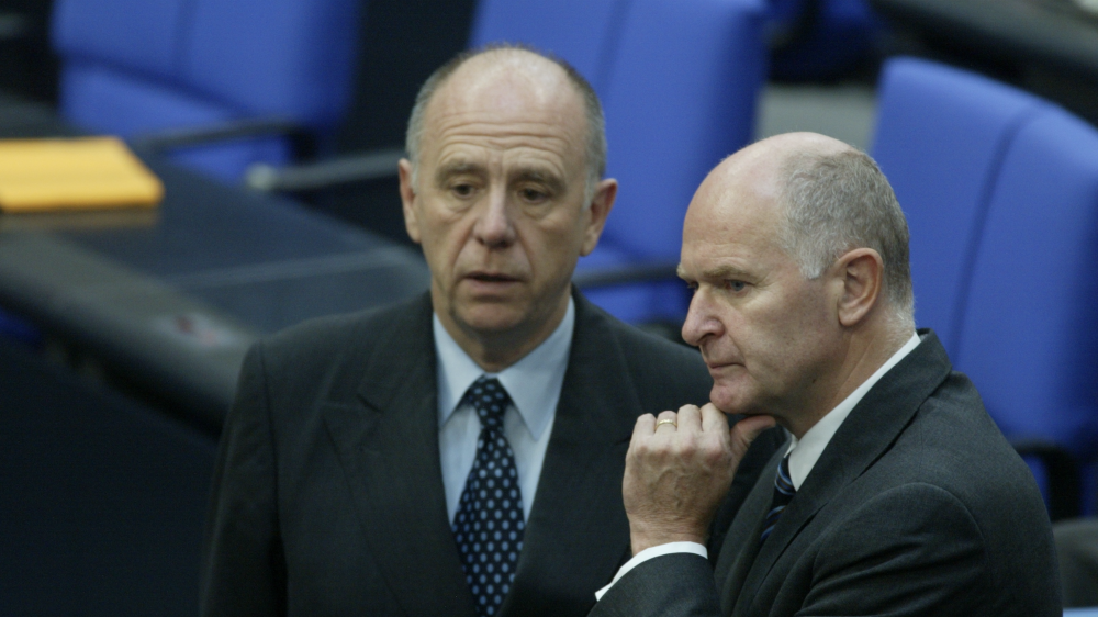 Da war er noch Minister: Walter Riester unterhält sich 2002 im Plenarsaal des Deutschen Bundestags mit dem CDU-Politiker Hans-Peter Repnik (Archivfoto).