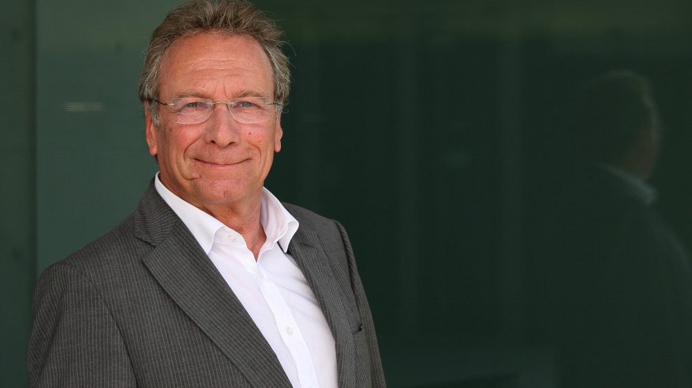 Die Altersrente von MdB Klaus Ernst wird um die Hälfte gekürzt, weil er Abgeordneter ist. Dagegen ging der Linken-Politiker vor.