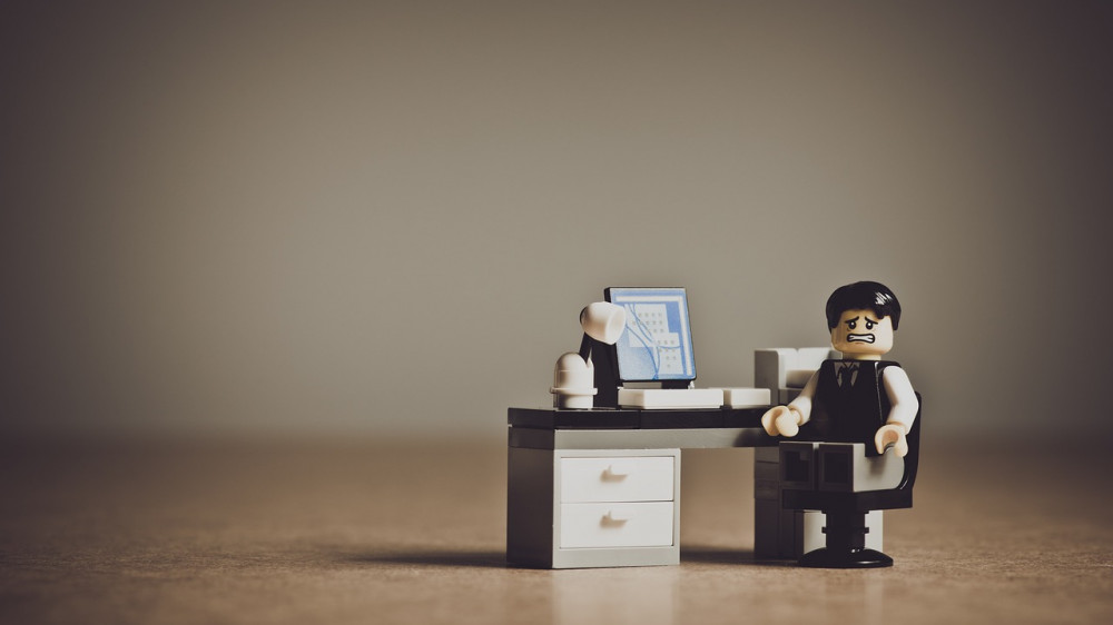 Schlechte Stimmung im Maklerbüro? Zwei Gerichte entschieden unabhängig voneinander, dass sich Makler nicht als unabhängig bezeichnen dürfen (Symbolbild).