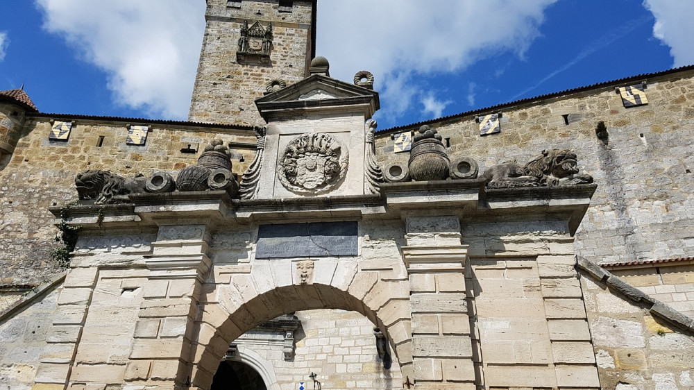 Versicherung mit Burg im Logo: Tor zur Veste in Coburg, wo die HUK ihren Firmensitz hat (Symbolbild).