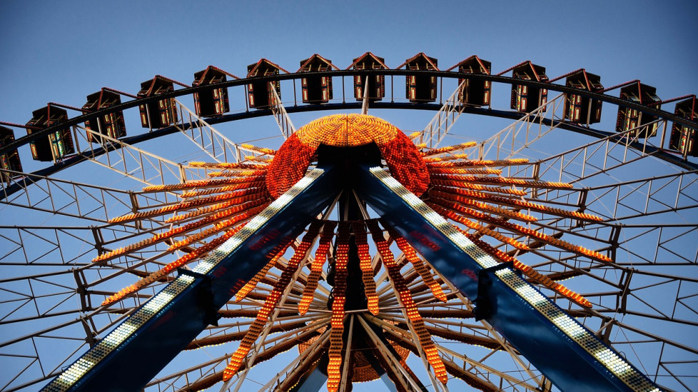 Riesenrad auf dem Alexanderplatz (Symbolbild). Die Deutschen haben 2022 weniger für Versicherungen ausgegeben.