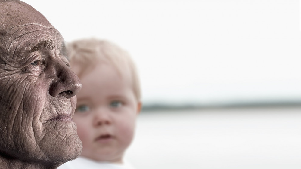 Das Verhältnis von jüngeren zu älteren Personen soll sich weniger ungünstig entwickeln als angenommen (Symbolbild).