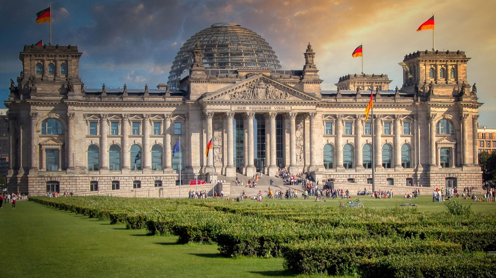 Besucherandrang vor dem Reichstag (Symbolbild). Seit Januar 2022 gibt ein Register Auskunft über Lobbyismus im deutschen Bundestag.