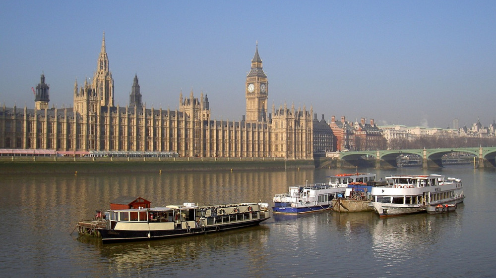 Schiffe vor dem Westminster in London (Symbolbild).
