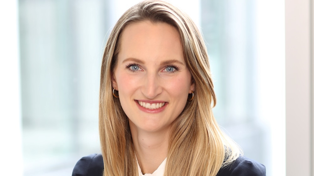 Gisa Kimmerle ist seit November 2021 als Head of Cyber beim Spezialversicherer Hiscox Deutschland tätig. Sie verantwortet damit den Bereich der Hiscox Cyber-Versicherungslösungen für Geschäftskunden, entwickelt das Cyber-Wording kontinuierlich weiter und beschäftigt sich mit der Risikobewertung von Unternehmen sowie dem Pricing. Die ausgebildete Versicherungskauffrau und studierte Versicherungswirtschaftlerin besitzt einen M.A. in Marketing & Sales und begann ihre Karriere bei der Hannover Rück als Underwriterin.