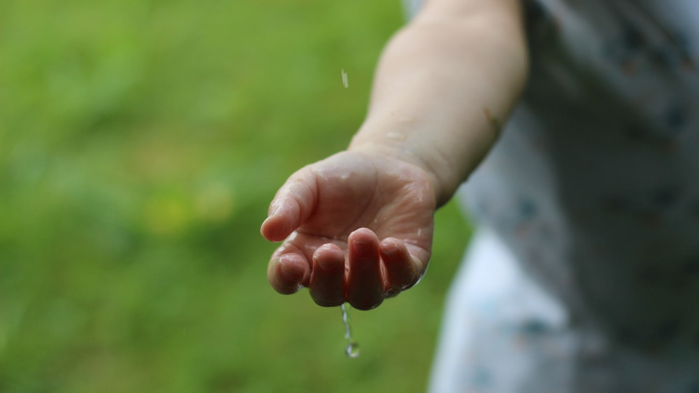 Wasser als Lebenselixier: Vermittlerinnen und Vermittler müssen verpflichtend Nachhaltigkeits-Präferenzen abfragen, wenn sie Versicherungsanlageprodukte vermitteln.