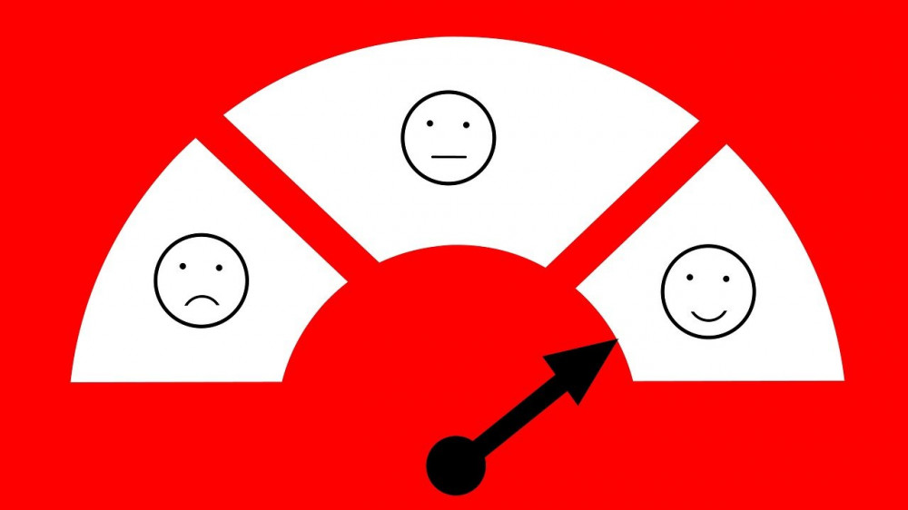 Versicherungsbote zeigt Zufriedenheitssieger bei Anbietern von Wohngebäudeversicherungen (Symbolbild).