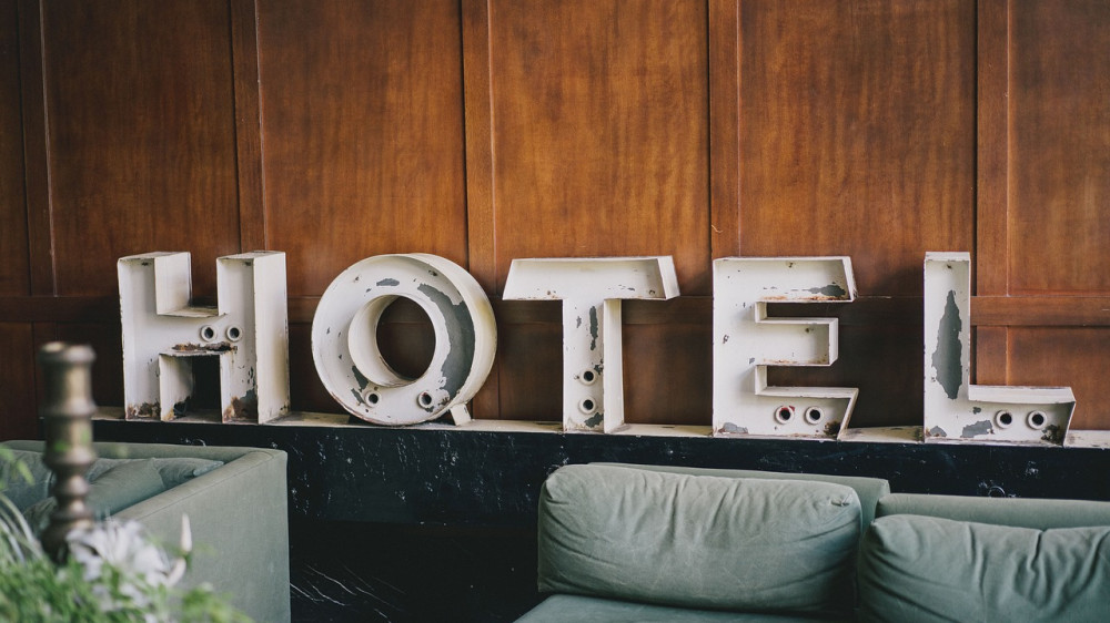 Mehrere Monate hatte sich eine Mietpartei in ein Hotel eingemietet – und wollte die Kosten von der Hausratversicherung, obwohl überwiegend ein Wohngebäudes-Schaden vorlag (Symbolbild).