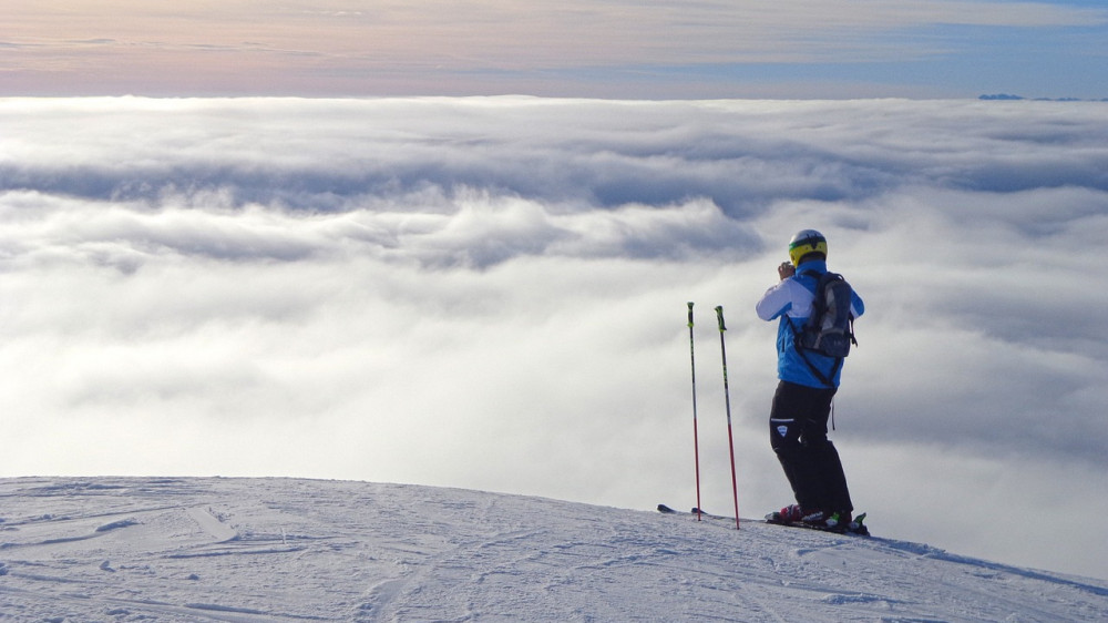 Skifahren ist ein beliebter Wintersport, der jedoch auch ein hohes Verletzungs- und Unfallrisiko birgt (Symbolbild).