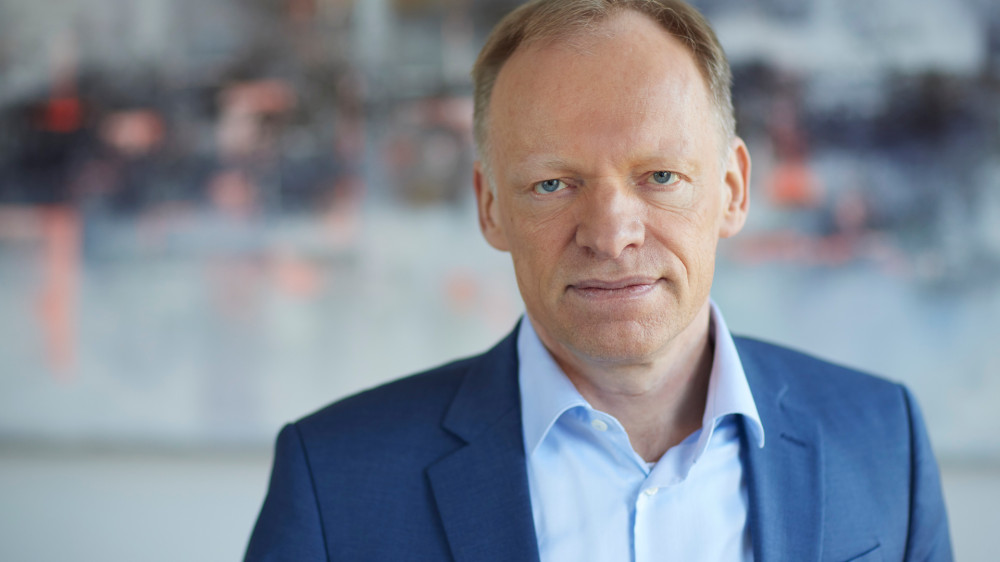 Prof. Dr. Dr. h.c. Clemens Fuest, Präsident des ifo Instituts in seinem Büro