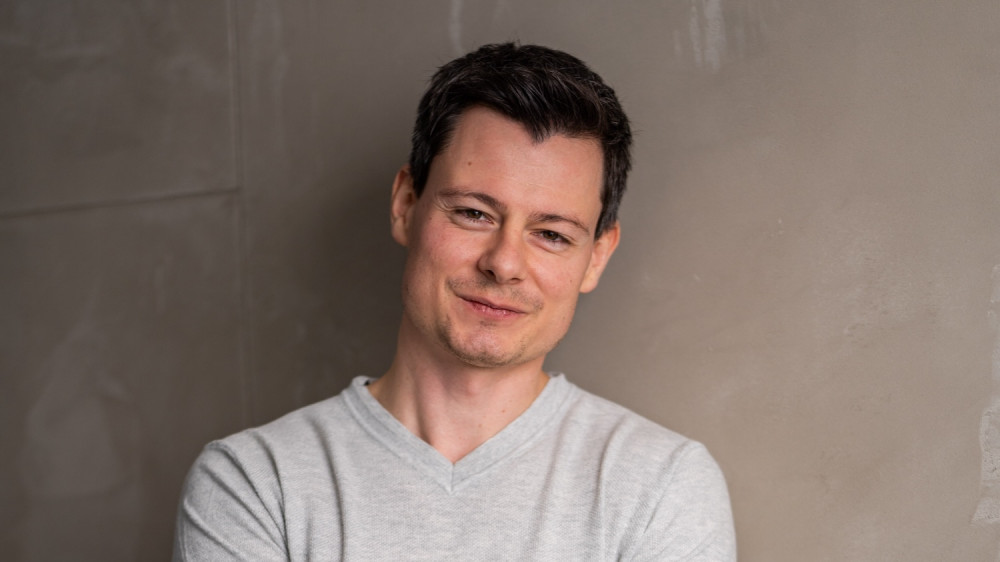 Bastian Kunkel ist Versicherungsmakler und der Macher hinter der Marke Versicherungen mit Kopf.