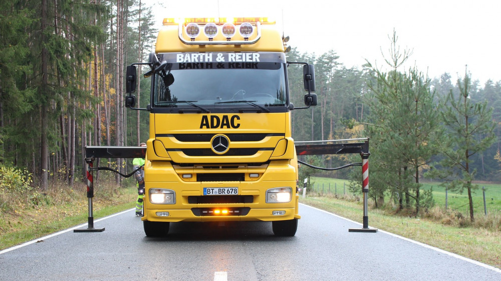 Wenn der Abschleppwagen kommt: Die Kfz-Versicherer sehen sich mit schnell steigenden Kosten konfrontiert (Symbolbild).