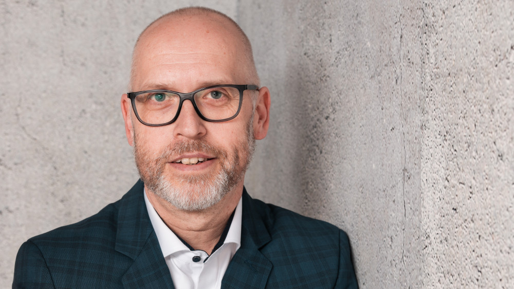 Ingo Trosinger ist seit Mai 2024 Vertriebschef bei BDAE; für Versicherungsbote stand er Rede und Antwort zur Absicherung von Studierenden im Ausland.