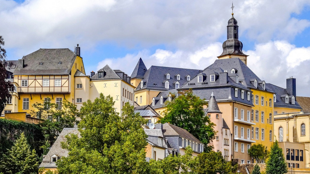 Villen in Luxemburg (Symbolbild). In dem Fürstentum haben auch viele ehemals in Deutschland gegründete Unternehmen ihren Sitz.