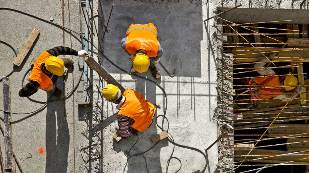 Auch Senioren auf der Baustelle? Ein Maßnahmenkatalog der Bundesregierung soll Arbeiten im Rentenalter attraktiver machen (Symbolbild).