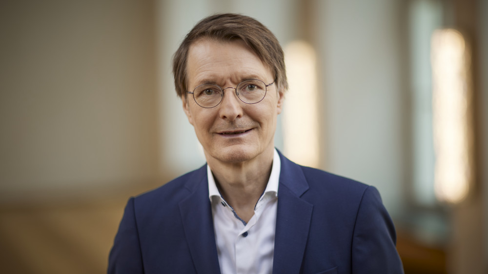 In einem aktuellen Interview beim Stern betont Gesundheitsminister Karl Lauterbach die Notwendigkeit einer Erhöhung der Beiträge zur Kranken- und Pflegeversicherung.