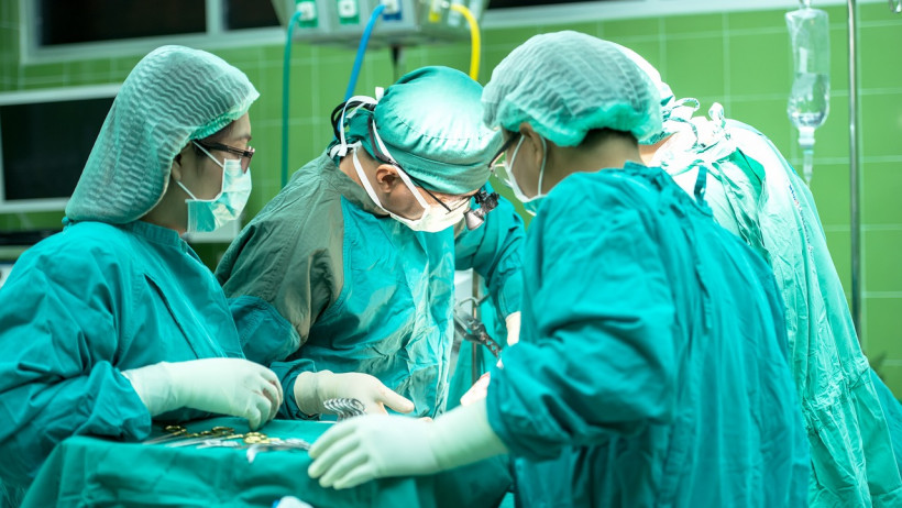 Wann die Krankenkasse eine OP wegen überschüssiger Haut übernehmen muss – und wann nicht Wann die Krankenkasse eine OP wegen überschüssiger Haut übernehmen muss – und wann nicht