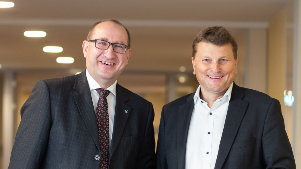 Dr. Guido Bader, Vorstandsvorsitzender der Stuttgarter (links), und Dr. Ulrich Mitzlaff, Vorstandsvorsitzender der SDK (rechts)