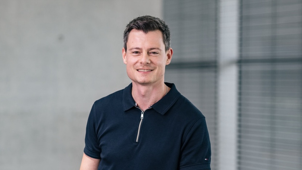 Bastian Kunkel ist Bestseller-Autor („Total ver(un)sichert“), Finanzfachwirt, CEO der VMK Versicherungsmakler GmbH und Gründer der Social-Media-Marke „Versicherungen mit Kopf“ mit über 800.000 Followern auf YouTube, Instagram und TikTok.