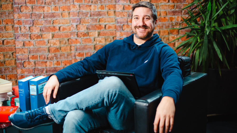 Philip Wenzel ist Fachwirt für Versicherungen und Finanzen. Der BU-Experte ist Spezialist Sales & Operations Biometrie bei der Hannoversche Lebensversicherung und ordnet für Versicherungsbote die (zuletzt wegen eines Urteils umstrittene) Grundfähigkeitsversicherung ein.