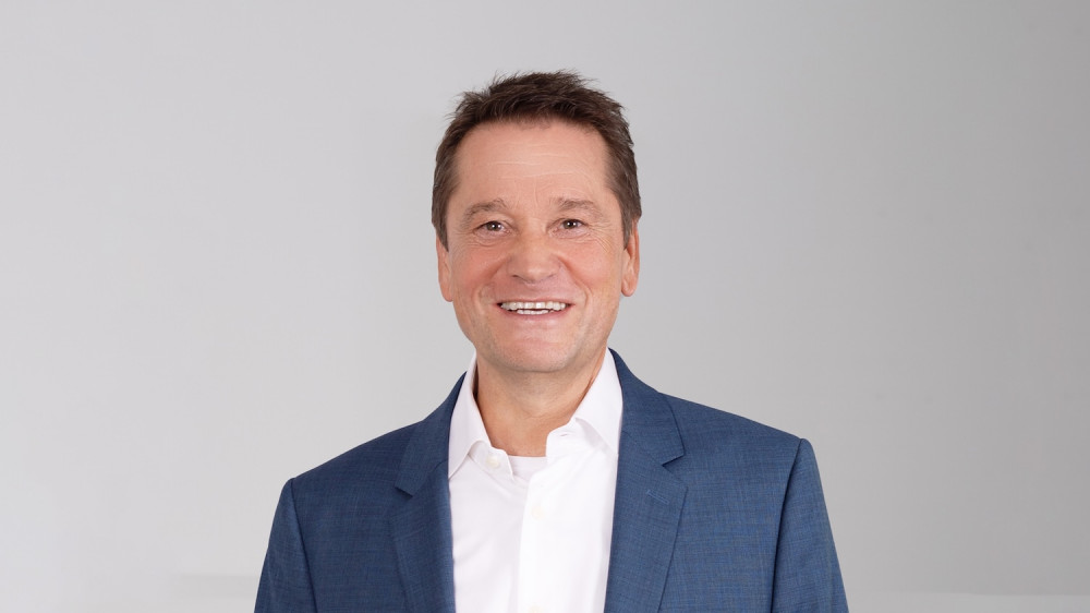 Michael Hauer ist Professor für Finanzmärkte und Financial Planning an der technischen Hochschule Amberg-Weiden sowie Fachautor und -referent im Themengebiet Altersvorsorge. Er ist als „Top Speaker“ ausgezeichnet und wurde im Laufe der letzten Jahre zu mehreren hundert Vorträgen für Kunden- bzw. (Bank-)Beraterveranstaltungen als Referent eingeladen. Für den Fachbereich Altersvorsorge ist er seit 2004 Dozent an der ebs European Business School, Oestrich-Winkel.