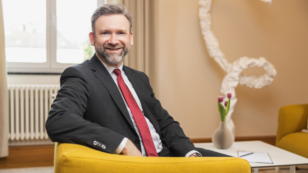 Matthias Wolf ist Gründer und Geschäftsführer der Goldpfad GmbH, die er gemeinsam mit seiner Frau Doreen leitet. Das Familienunternehmen hat sich auf die langfristige Begleitung von Unternehmerinnen und Unternehmern in Fragen der Unternehmensnachfolge, Vermögensstruktur und Vorsorge spezialisiert.