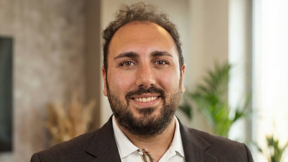 Iman Koma ist Gründer von Famulor, einem Anbieter für KI-Telefonassistenten im deutschen Mittelstand.
