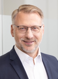 Olaf Arns ist Geschäftsführer der Sprint Sanierung GmbH. Dort trägt er Führungsverantwortung für bis zu 1.500 Mitarbeiter und verantwortet ein Geschäftsvolumen von 270 Millionen Euro. Branchenerfahrung bringt er aus dem Maschinen- und Anlagenbau, der Bauindustrie sowie aus Strategieberatung und Interimsmanagement mit.