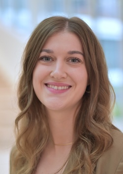 Lena Weippert ist Consultant bei der Allianz Pension Consult. Weipperts Tätigkeitsschwerpunkt liegt im Geschäftsfeld Betriebliche Altersversorgung. Sie ist Lead der Projektgruppe, die jährlich die DAX40-Auswertung erstellt.