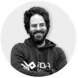 Dr. Simon Kroll ist Data Scientist bei der FIDA und entwickelt LLM-basierte Lösungen mit Fokus auf Datenanalyse, Sprachverarbeitung und MLOps.