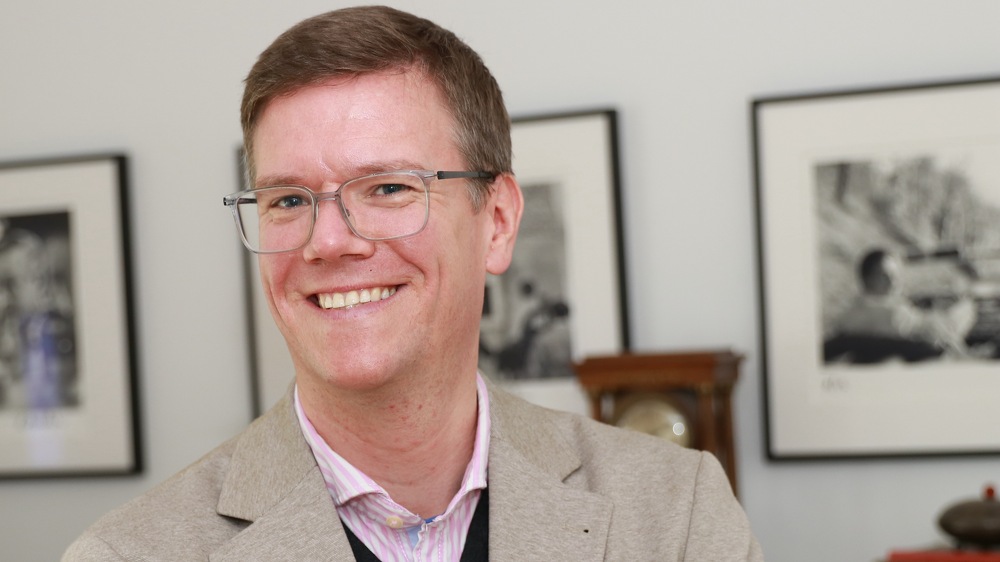 Dr. Patrick Peters, Professor für Kommunikation und Nachhaltigkeit an der Allensbach Hochschule, Publizist und Kommunikationsberater sowie Autor des Buches „Produktivität um jeden Preis? Wirtschaft und Gesellschaft zwischen Konzentration, Selbstoptimierung und Selbsttäuschung“ (Stuttgart: Verlag W. Kohlhammer, 2026).