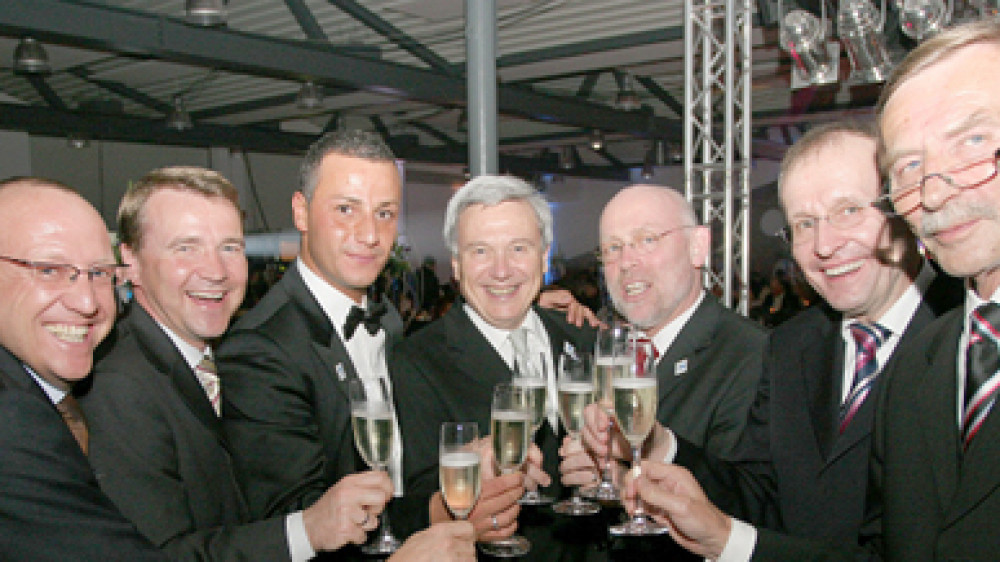 Vor der Klage kommt das Vergnügen: Links im Bild feiert Frank Kettnaker, Vorstandsmitglied der Alten Leipziger, auf einer Party des MEG