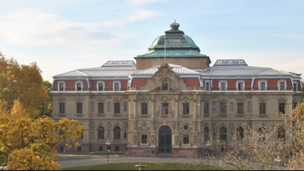 Palais des Bundesgerichtshofes mit Brunnen. Hier befinden sich die Dienstzimmer des Präsidenten, die Verwaltung sowie die Räume von fünf Zivilsenaten