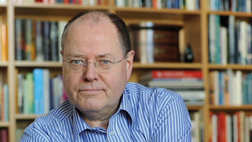Peer Steinbrück, Kanzlerkandidat der SPD, verspottet den Pflege-Bahr Peer Steinbrück, Kanzlerkandidat der SPD, verspottet den Pflege-Bahr