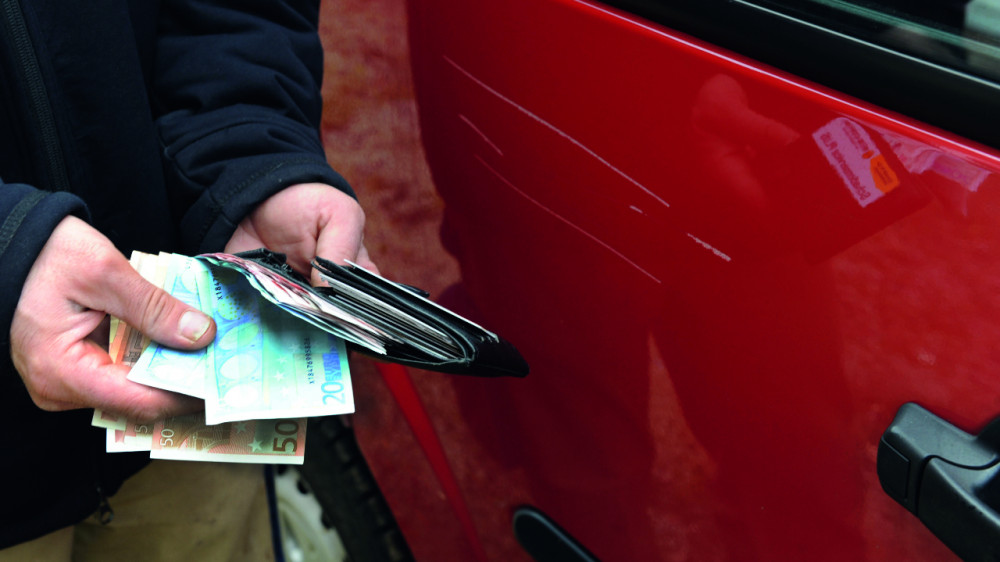 Einige Kfz-Versicherer planen Strafbeiträge für Kunden mit schlechter Bonität, bei der HUK-COBURG zahlen solche Kunden im Voraus.