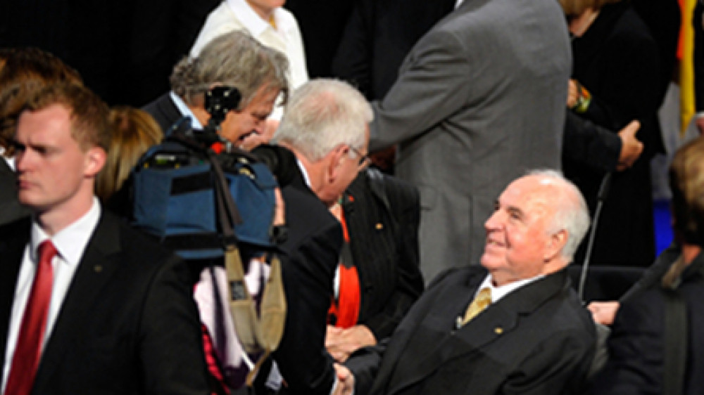 Helmut Kohl mit Ronald Reagan und Michail Gorbatschow 2009 bei einer Jubiläumsfeier der Adenauer-Stiftung anlässlich des Mauerfalls. Helmut Kohl gilt als Wegbereiter des Euro.