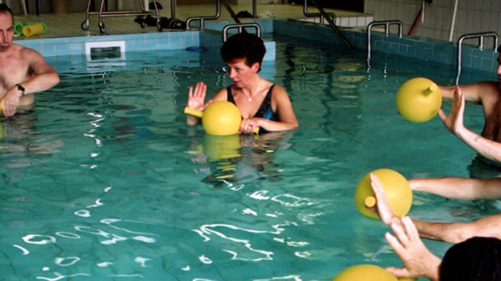 Parkinson-Patienten haben meist eine eingeschränkte Beweglichkeit. Bei Übungen im Wasser fallen den Patienten viele Bewegungen leichter - das Training des Muskelapparates lindert die Krankheitssymptome.