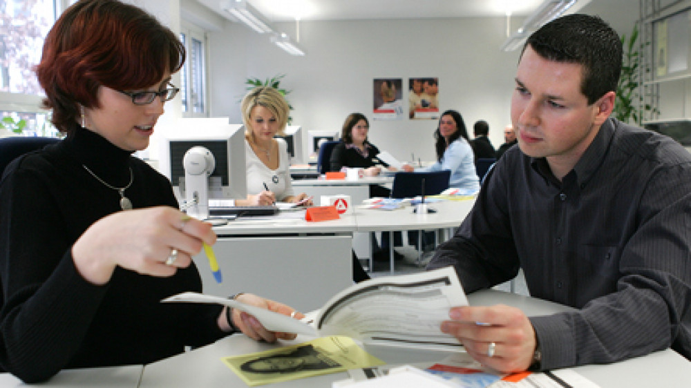 Ein Beratungsgespräch in einem Jobcenter. Der Hartz-IV-Regelsatz müsste mindestens 25 Euro über dem jetzigen Wert liegen, kritisiert die gewerkschaftsnahe Böckler-Stiftung.